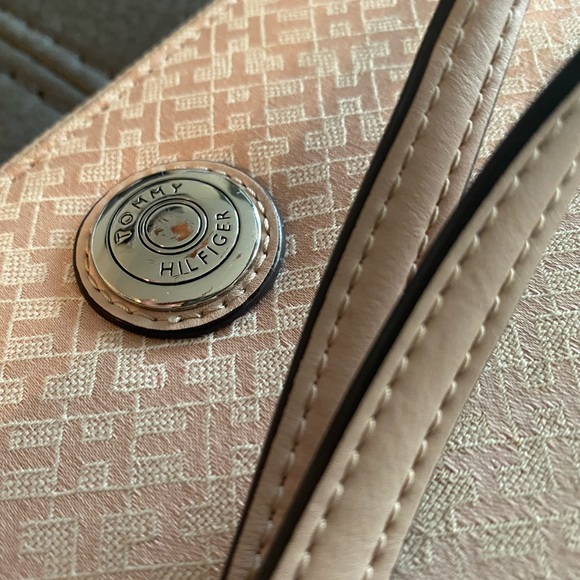 Tommy Hilfiger wristlet - Picture 2 of 7